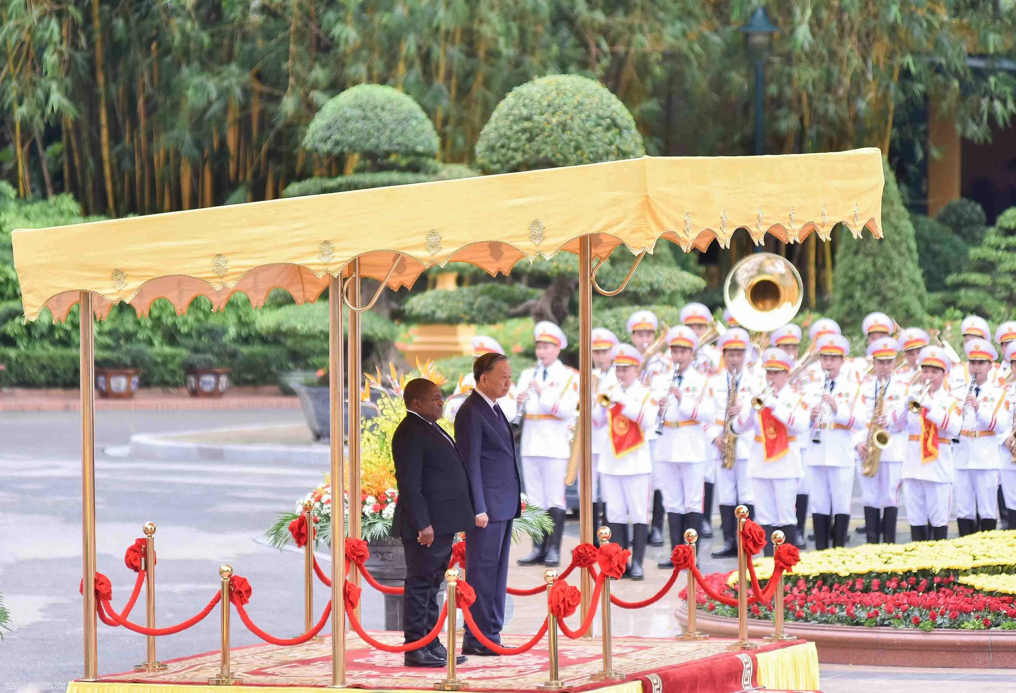 Welcome ceremony held for Mozambican President Filipe Jacinto Nyusi in Hanoi Welcome ceremony held for Mozambican President Filipe Jacinto Nyusi in Hanoi