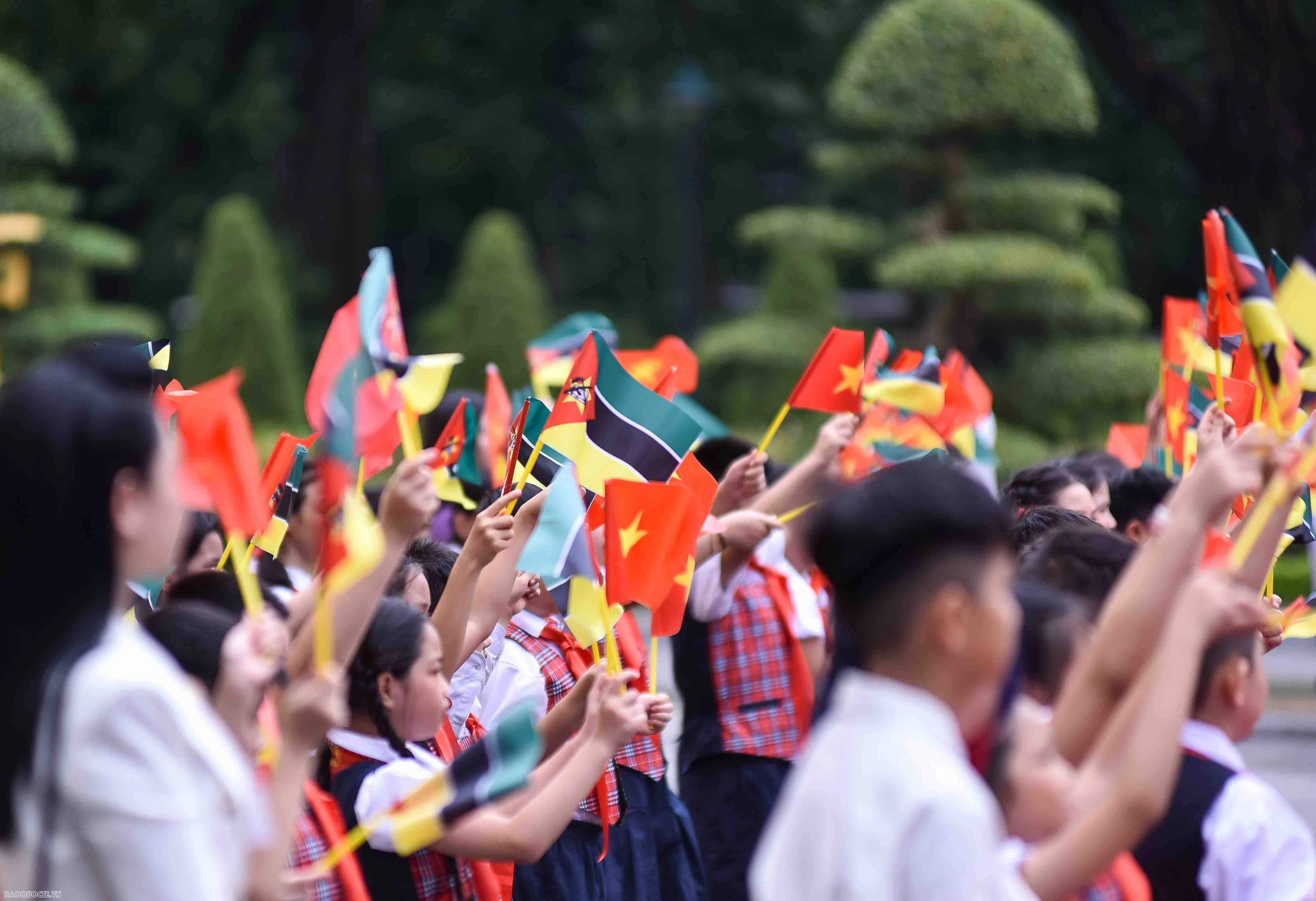 Welcome ceremony held for Mozambican President Filipe Jacinto Nyusi in Hanoi Welcome ceremony held for Mozambican President Filipe Jacinto Nyusi in Hanoi