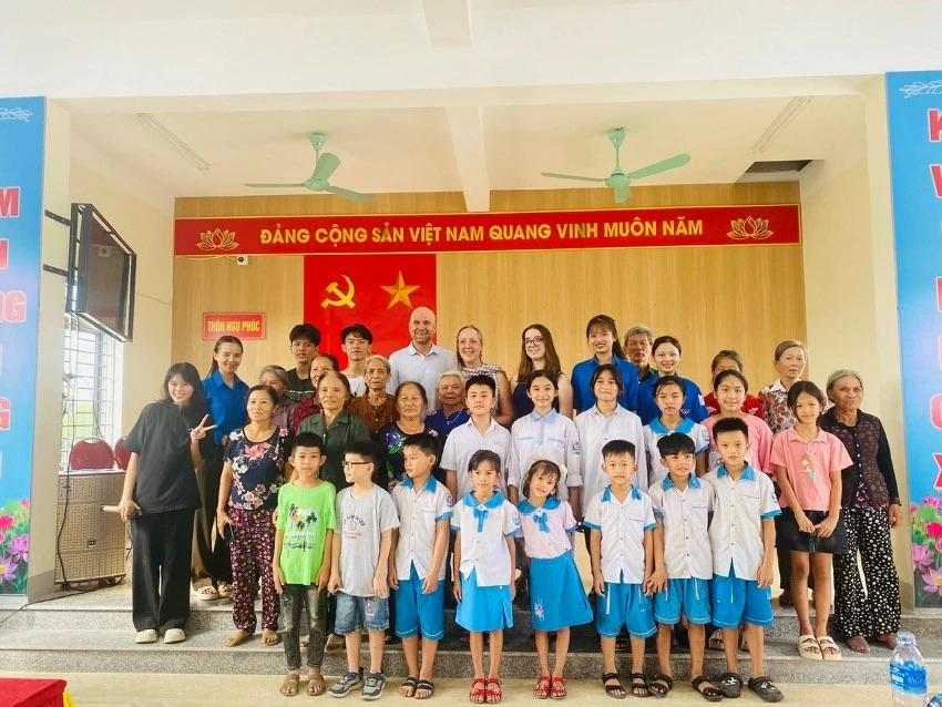 Associate Professor Shannon worked with students and local people in HoW. Associate Professor Shannon worked with students and local people in HoW.