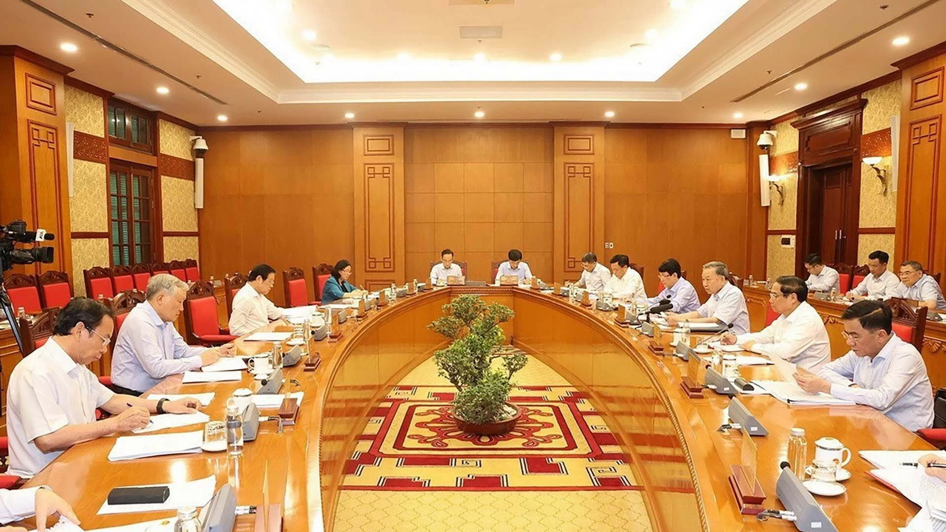 Cuộc họp của Bộ Chính trị, Ban Bí thư để chỉ đạo việc tập trung khắc phục hậu quả mưa lũ do ảnh hưởng của cơn bão số 3 và chủ động ứng phó với mưa lũ, sạt lở đất trong thời gian tới. (Nguồn: TTXVN) Cuộc họp của Bộ Chính trị, Ban Bí thư để chỉ đạo việc tập trung khắc phục hậu quả mưa lũ do ảnh hưởng của cơn bão số 3 và chủ động ứng phó với mưa lũ, sạt lở đất trong thời gian tới. (Nguồn: TTXVN)