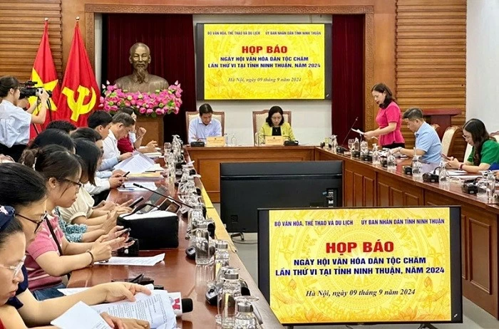 Bảo tồn, phát huy bản sắc văn hóa dân tộc Chăm trong thời kỳ hội nhập và phát triển đất nước Bảo tồn, phát huy bản sắc văn hóa dân tộc Chăm trong thời kỳ hội nhập và phát triển đất nước