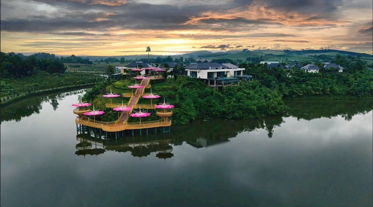 Sắc màu hoàng hôn từ đậm sang nhạt vô cùng ấn tượng và lãng mạn đổ bóng xuống LAMORI Sắc màu hoàng hôn từ đậm sang nhạt vô cùng ấn tượng và lãng mạn đổ bóng xuống LAMORI