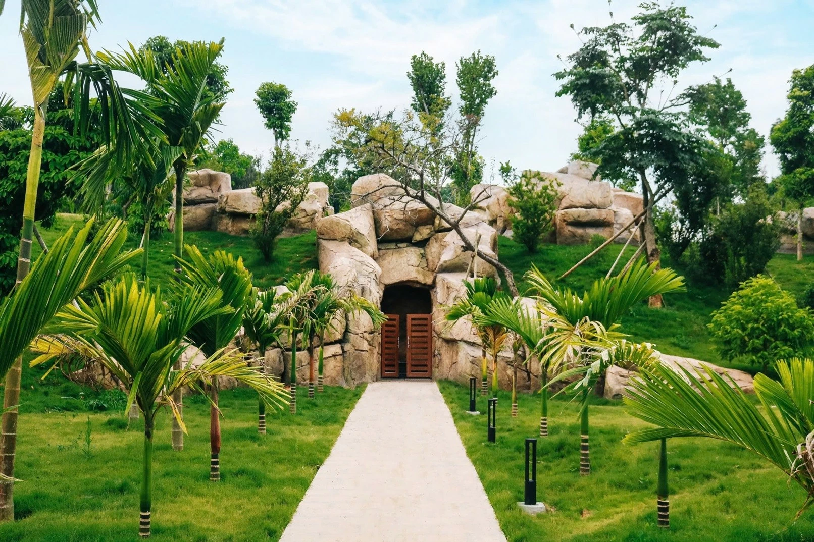 Lối vào mê cung du khách sẽ được trải nghiệm ngủ trong hang, có cảm giác như bạn đang lang thang trong lòng Trái đất. Lối vào mê cung du khách sẽ được trải nghiệm ngủ trong hang, có cảm giác như bạn đang lang thang trong lòng Trái đất.