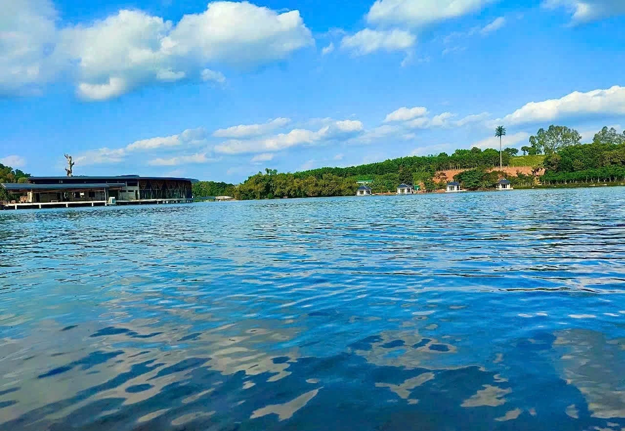 Hồ Vua Lê như gương thần phản chiếu vùng trời Lam Kinh thâm diệu Hồ Vua Lê như gương thần phản chiếu vùng trời Lam Kinh thâm diệu