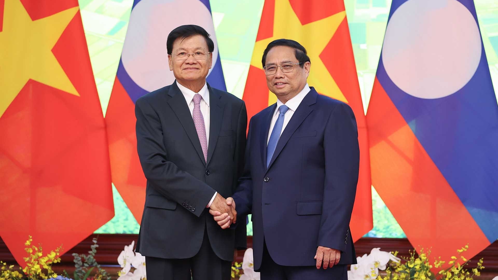 Prime Minister Pham Minh Chinh meets with General Secretary, President of Laos Thongloun Sisoulith
