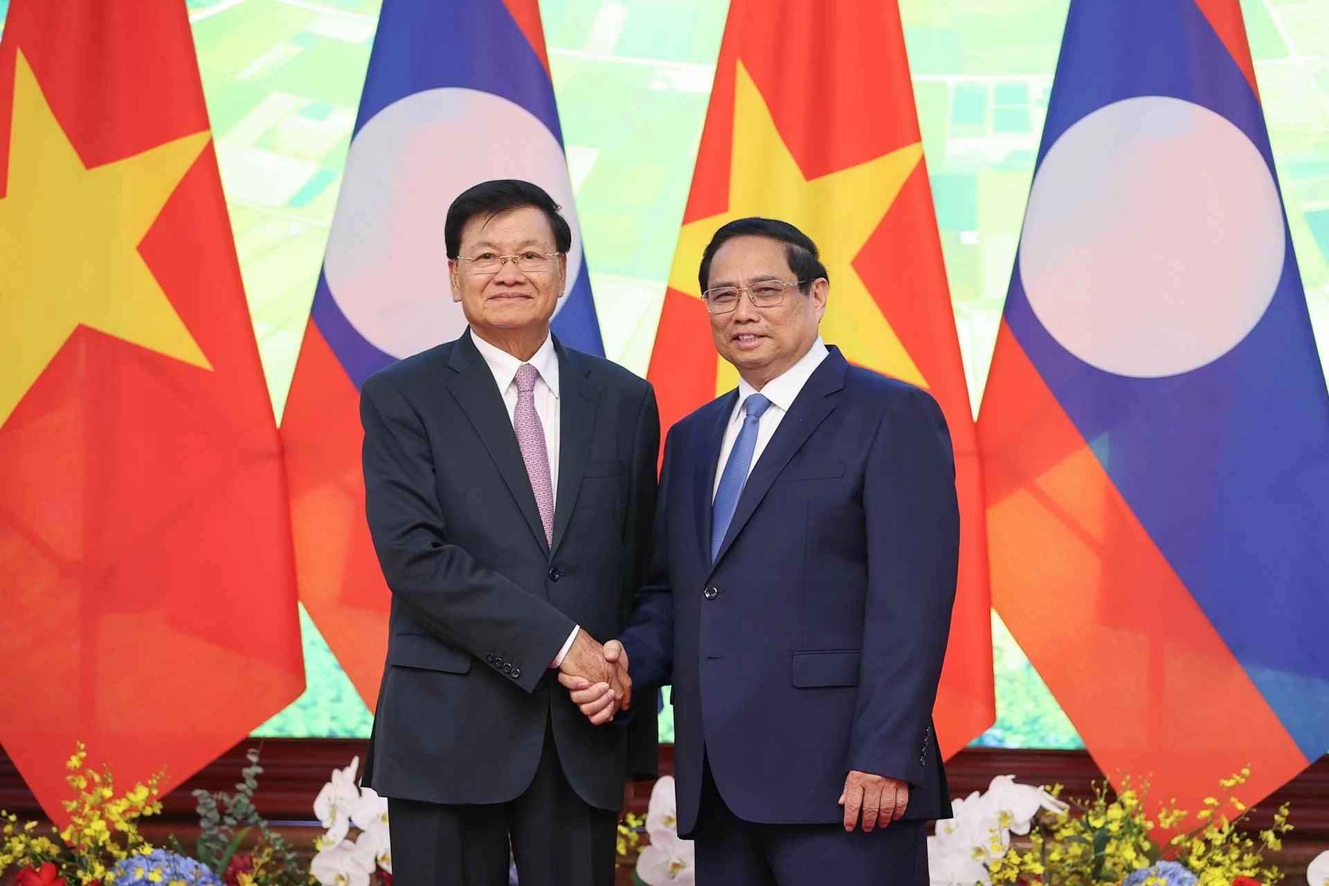 Prime Minister Pham Minh Chinh meets with General Secretary, President of Laos Thongloun Sisoulith