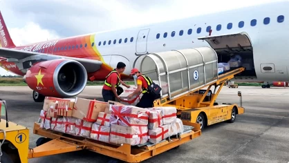 Vietjet supports people in typhoon-stricken, flooded areas Vietjet supports people in typhoon-stricken, flooded areas