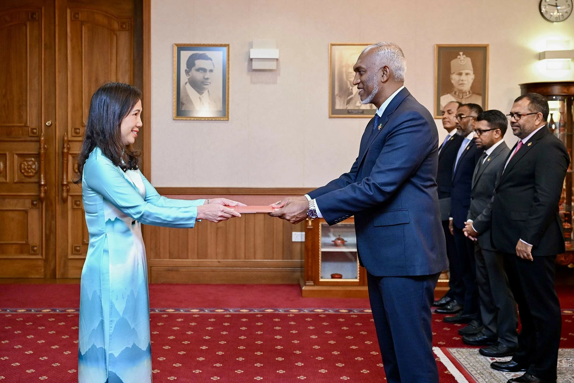 Đại sứ Trịnh Thị Tâm trình Thư ủy nhiệm lên Tổng thống Maldives Mohamed Muizzu.
