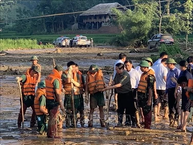 PM inspects search for victims at devastating landslide site in Lao Cai PM inspects search for victims at devastating landslide site in Lao Cai