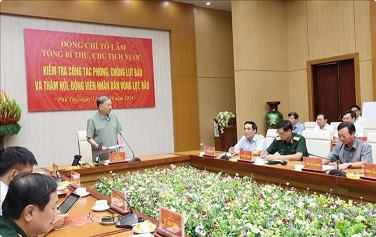Top leader gives encouragement to flood victims in Phu Tho Top leader gives encouragement to flood victims in Phu Tho