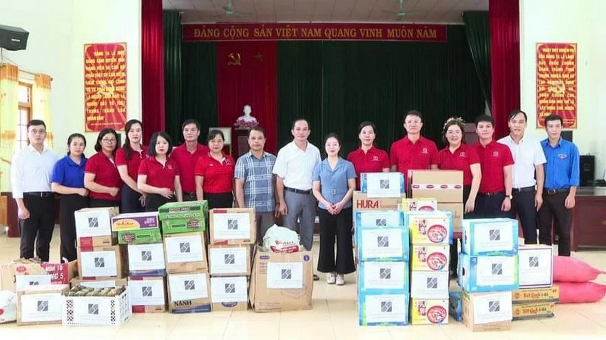 Cán bộ, người lao động Agribank ủng hộ kịp thời các nhu yếu phẩm thiết yếu hỗ trợ người dân tại các vùng bão, lũ. Cán bộ, người lao động Agribank ủng hộ kịp thời các nhu yếu phẩm thiết yếu hỗ trợ người dân tại các vùng bão, lũ.