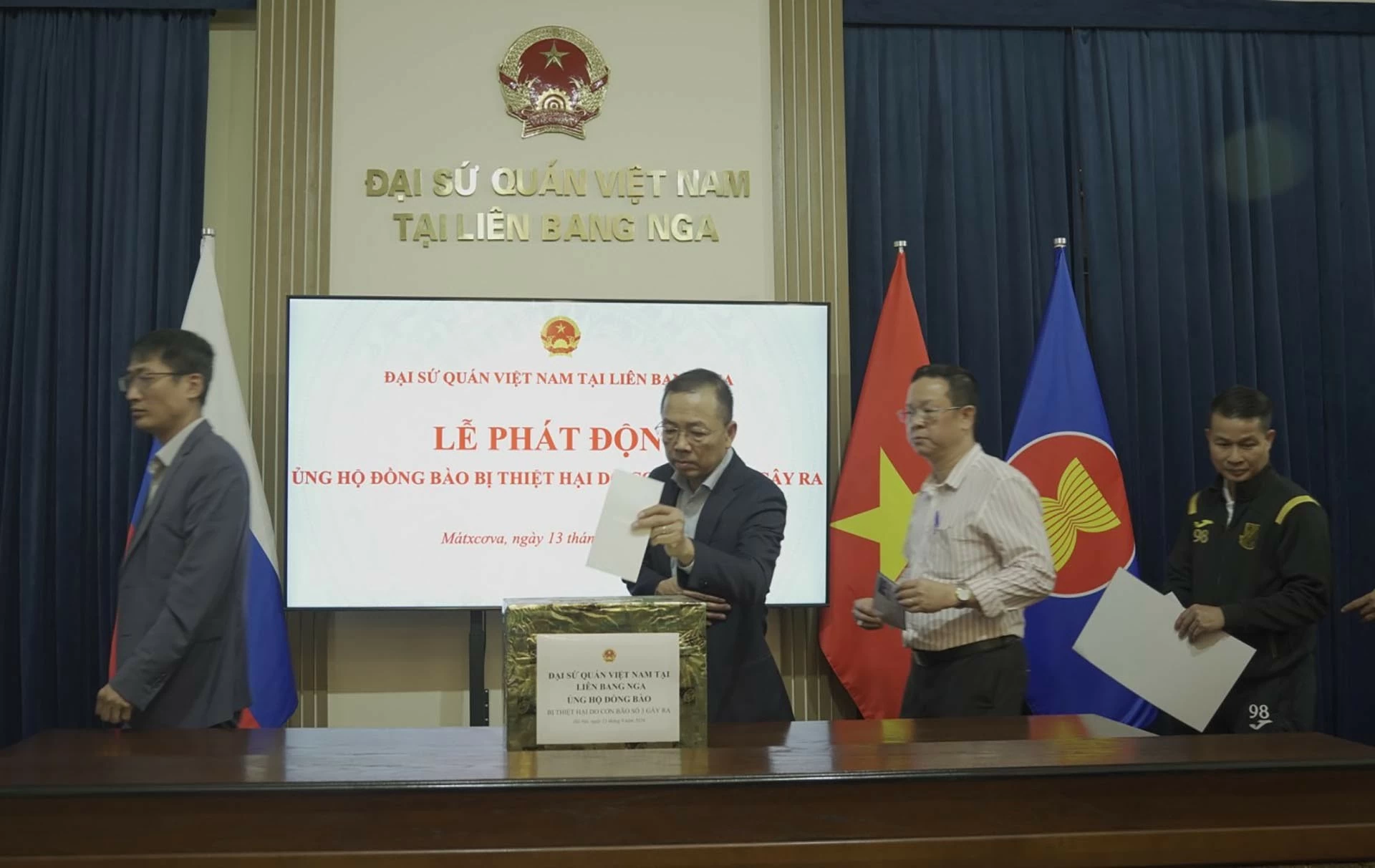 Đại sứ quán Việt Nam tại Liên bang Nga phát động quyên góp ủng hộ đồng bào khắc phục thiệt hại do cơn bão số 3. Đại sứ quán Việt Nam tại Liên bang Nga phát động quyên góp ủng hộ đồng bào khắc phục thiệt hại do cơn bão số 3.