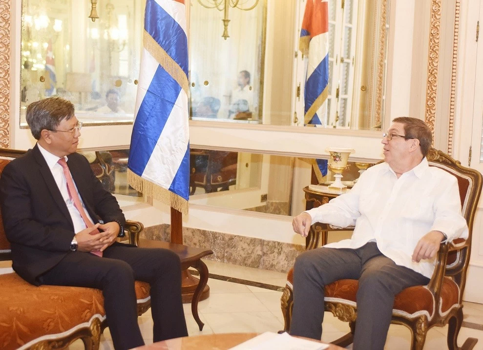 Đại sứ Việt Nam tại Cuba Lê Quang Long chào Bộ trưởng Ngoại giao Cuba. (Nguồn: ĐSQ Việt Nam tại Cuba) Đại sứ Việt Nam tại Cuba Lê Quang Long chào Bộ trưởng Ngoại giao Cuba. (Nguồn: ĐSQ Việt Nam tại Cuba)