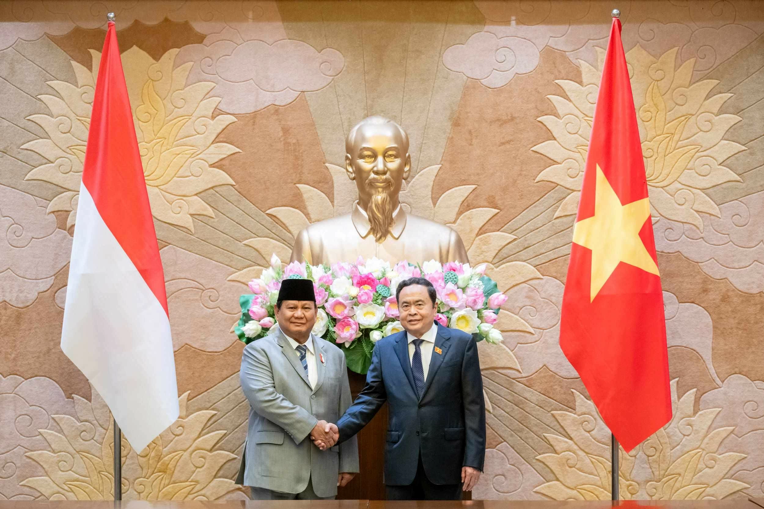 National Assembly Chairman Tran Thanh Man (R) and Indonesian President-elect Prabowo Subianto at their meeting in Hanoi on September 14 (Photo: VNA) National Assembly Chairman Tran Thanh Man (R) and Indonesian President-elect Prabowo Subianto at their meeting in Hanoi on September 14 (Photo: VNA)