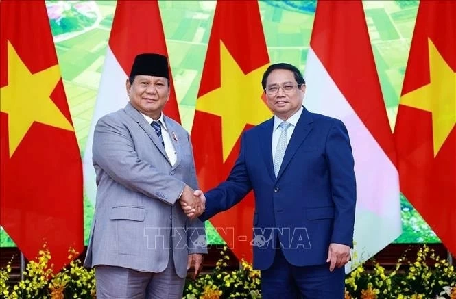 Prime Minister Pham Minh Chinh (R) receives Indonesian President-elect Prabowo Subianto (Photo: VNA) Prime Minister Pham Minh Chinh (R) receives Indonesian President-elect Prabowo Subianto (Photo: VNA)