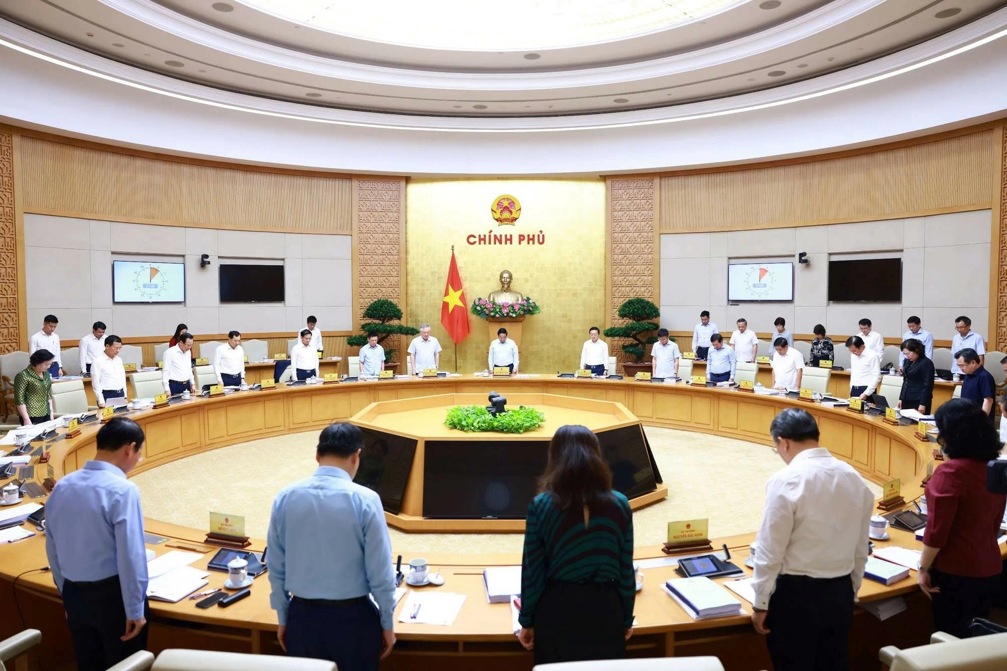 Before entering the meeting, the Government observed a minute of silence to commemorate the victims who died due to storms and floods - Photo: VGP/Nhat Bac Before entering the meeting, the Government observed a minute of silence to commemorate the victims who died due to storms and floods - Photo: VGP/Nhat Bac