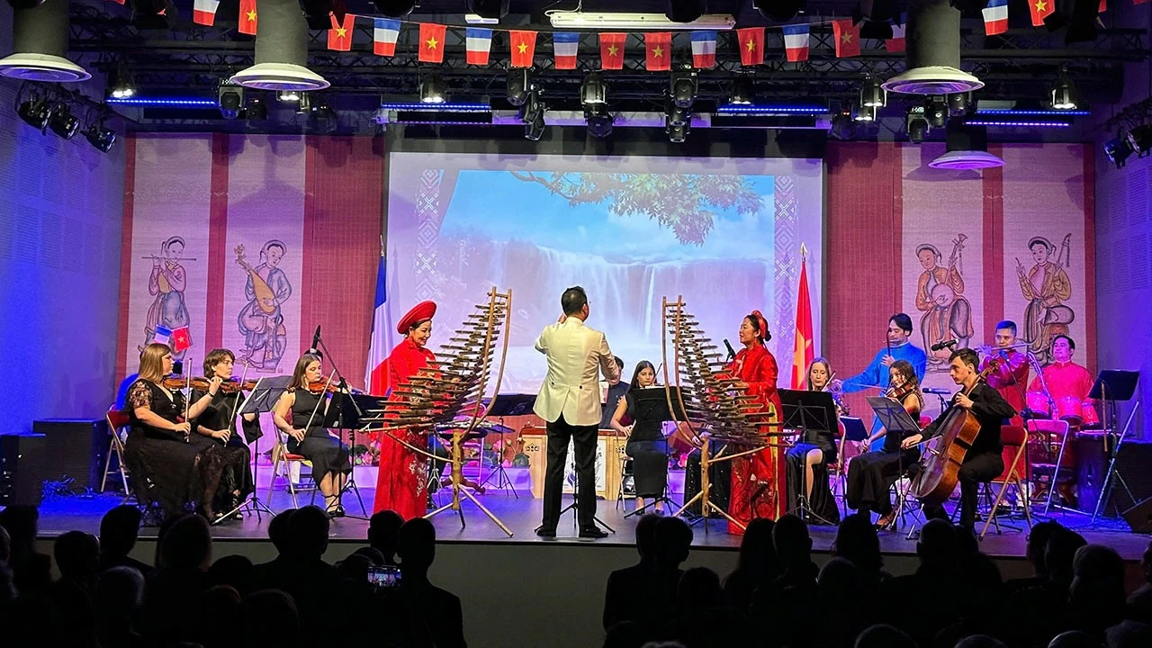Long trọng tổ chức Lễ kỷ niệm 79 năm Cách mạng tháng Tám và Quốc khánh 2/9 tại Pháp Vietnam's National Day marked in France, Mexico