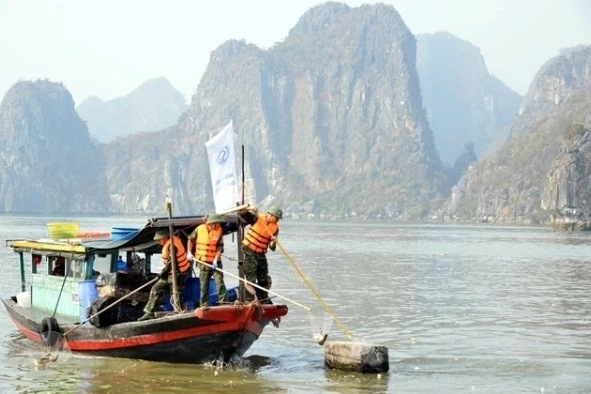 Post-storm cleanup campaign in Ha Long Bay launched Post-storm cleanup campaign in Ha Long Bay launched