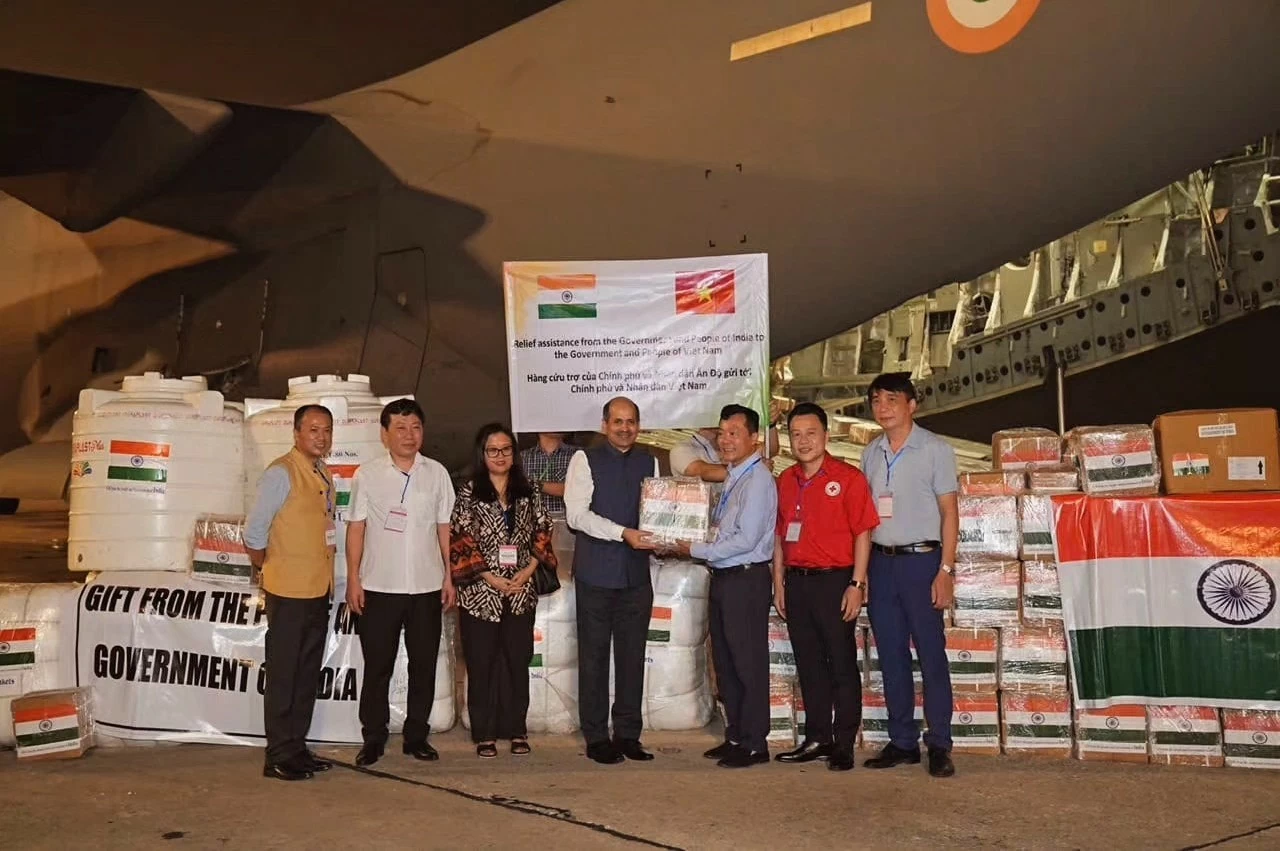 India delivers humanitarian relief supplies to Vietnam. (Photo: Indian Embassy in Vietnam) India delivers humanitarian relief supplies to Vietnam. (Photo: Indian Embassy in Vietnam)