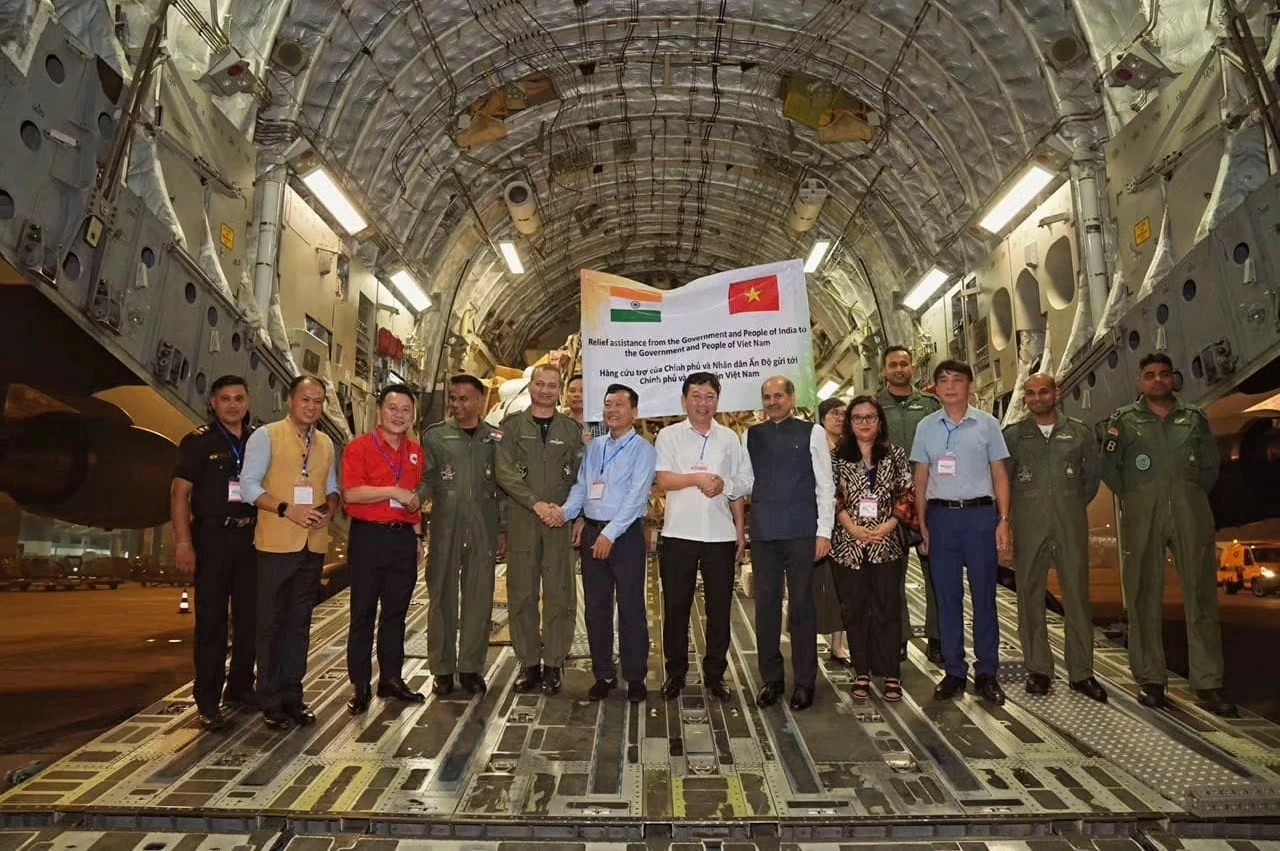 Ambassador of India to Vietnam Sandeep Arya India handed over the relief supplies to Vietnamese authorities. (Photo: Indian Embassy in Vietnam) Ambassador of India to Vietnam Sandeep Arya India handed over the relief supplies to Vietnamese authorities. (Photo: Indian Embassy in Vietnam)