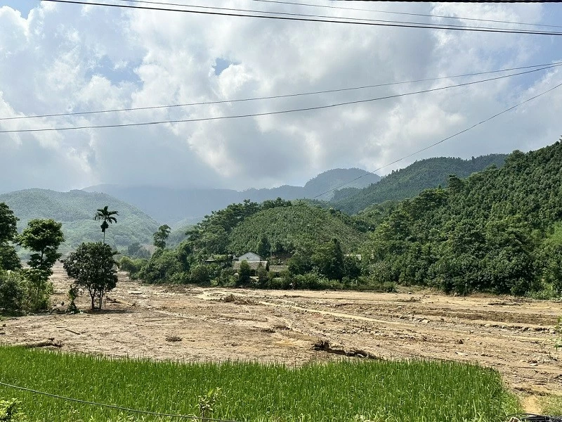 Ủy ban Biên giới quốc gia thăm hỏi, động viên, tặng quà chính quyền, nhân dân Làng Nủ Ủy ban Biên giới quốc gia thăm hỏi, động viên, tặng quà chính quyền, nhân dân Làng Nủ