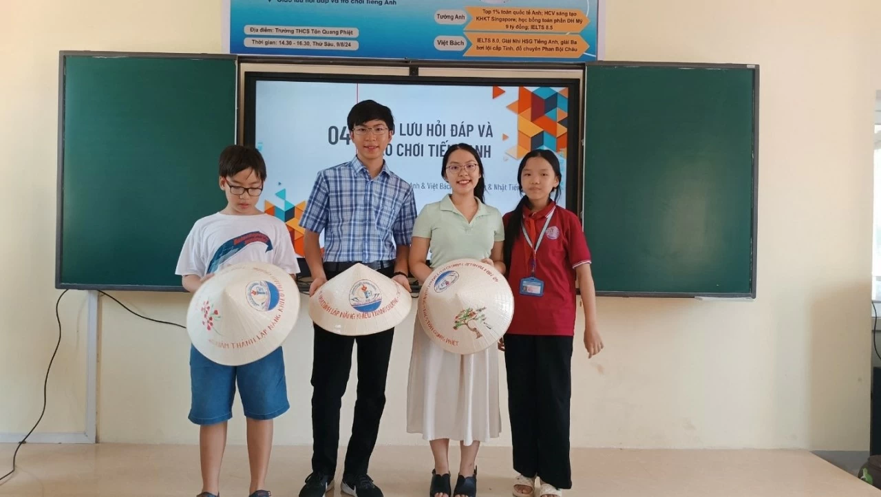 Tường Anh, Việt Bách cùng em trai Anh Tùng nhận quà lưu niệm từ học sinh trường THCS Tôn Quang Phiệt (Thanh Chương, Nghệ An) trong buổi giao lưu “Toward the horizon-Chân trời rộng mở”. Tường Anh, Việt Bách cùng em trai Anh Tùng nhận quà lưu niệm từ học sinh trường THCS Tôn Quang Phiệt (Thanh Chương, Nghệ An) trong buổi giao lưu “Toward the horizon-Chân trời rộng mở”.