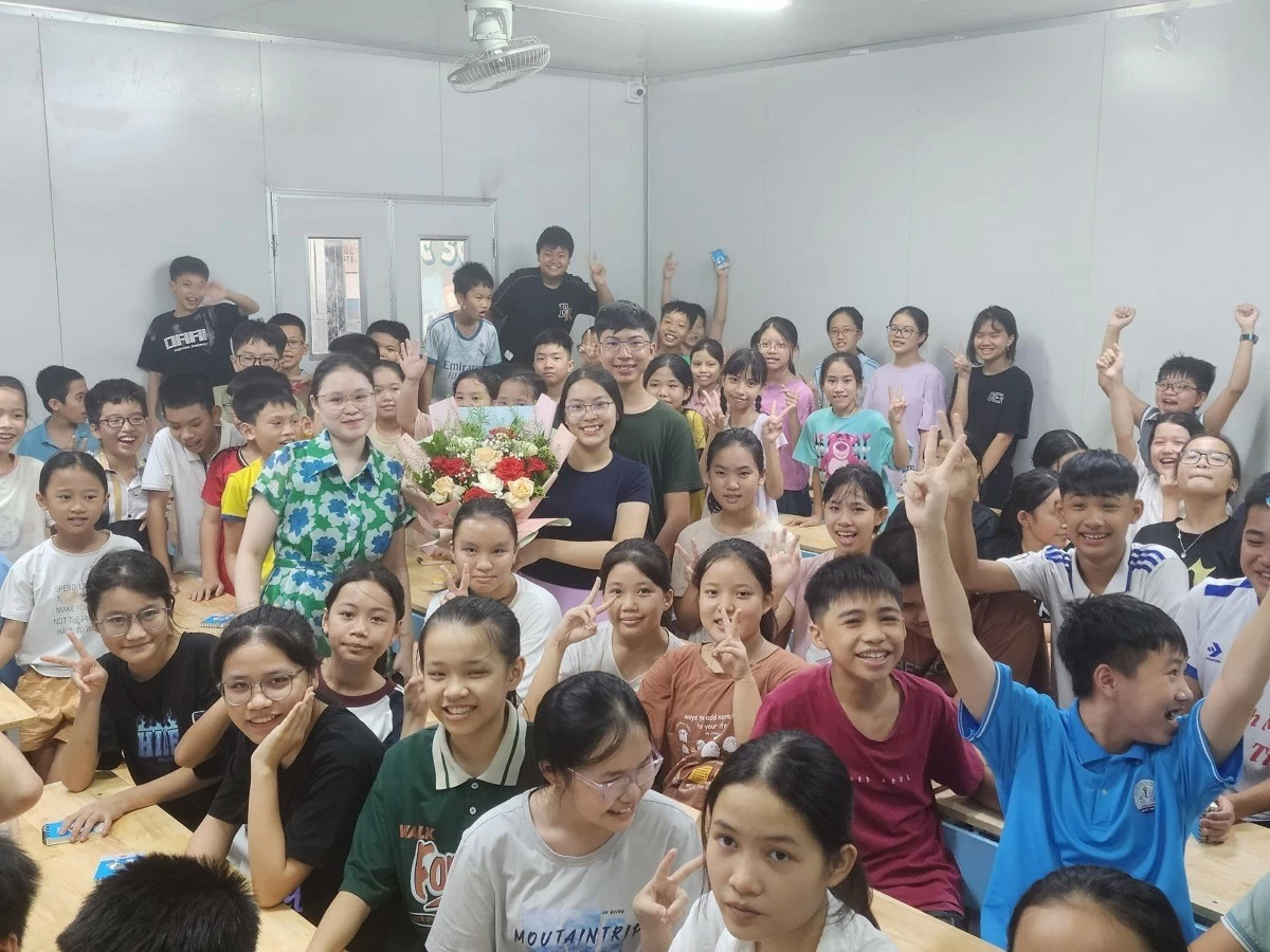 Tường Anh và Việt Bách chụp ảnh cùng các em học sinh trong buổi giao lưu Youths bring knowledge and dedication to serve the community