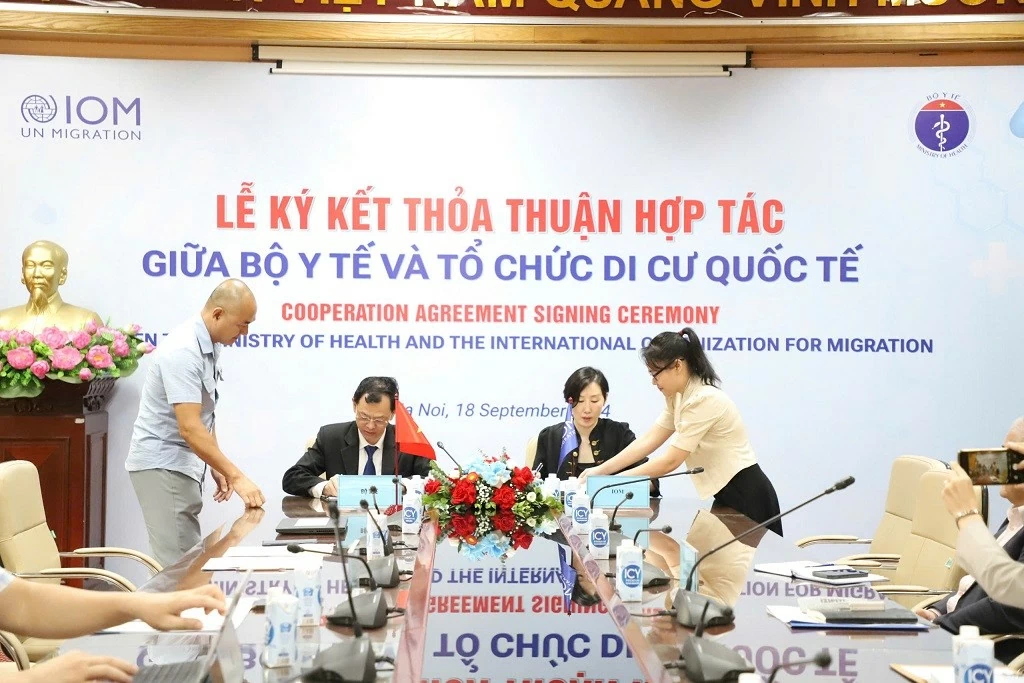 Đại diện IOM và Bộ Y tế ký Biên bản ghi nhớ (MOU) tăng cường hợp tác trong nâng cao sức khỏe và chất lượng cuộc sống của người di cư. (Nguồn: IOM) Đại diện IOM và Bộ Y tế ký Biên bản ghi nhớ (MOU) tăng cường hợp tác trong nâng cao sức khỏe và chất lượng cuộc sống của người di cư. (Nguồn: IOM)