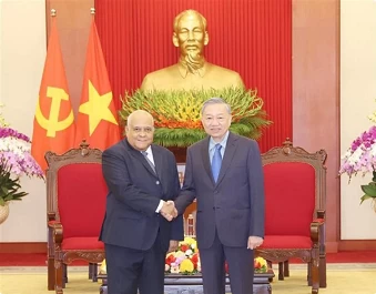 Top leader receives Cuban ambassador Top leader receives Cuban ambassador