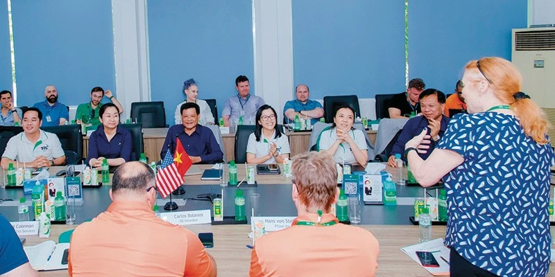 During the visit to TTC AgriS's factory and farm in Tay Ninh, the delegation from the University of Tennessee, Knoxville (USA) exchanged modern cultivation, production techniques and supply chain management practices in circular agriculture. During the visit to TTC AgriS's factory and farm in Tay Ninh, the delegation from the University of Tennessee, Knoxville (USA) exchanged modern cultivation, production techniques and supply chain management practices in circular agriculture.