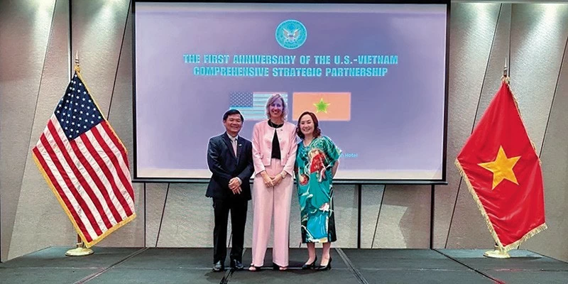 Bà Susan Burns - Tổng Lãnh sự Hoa Kỳ tại TP.HCM (đứng giữa), bà Đặng Huỳnh Ức My - Chủ tịch TTC AgriS (bên phải) và ông Thái Văn Chuyện - Tổng Giám đốc TTC AgriS (bên trái) tại lễ kỷ niệm 1 năm Đối tác chiến lược toàn diện Việt Nam – Mỹ ngày 5/9/2024. Bà Susan Burns - Tổng Lãnh sự Hoa Kỳ tại TP.HCM (đứng giữa), bà Đặng Huỳnh Ức My - Chủ tịch TTC AgriS (bên phải) và ông Thái Văn Chuyện - Tổng Giám đốc TTC AgriS (bên trái) tại lễ kỷ niệm 1 năm Đối tác chiến lược toàn diện Việt Nam – Mỹ ngày 5/9/2024.