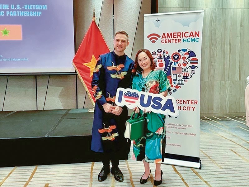 Mrs. Dang Huynh Uc My - Chairlady of TTC AgriS, met and spoke with Mr. Justin Walls - External Relations Officer of the U.S. Consulate General in Ho Chi Minh City Mrs. Dang Huynh Uc My - Chairlady of TTC AgriS, met and spoke with Mr. Justin Walls - External Relations Officer of the U.S. Consulate General in Ho Chi Minh City