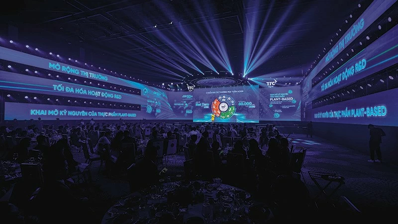 Chủ tịch TTC AgriS bà Đặng Huỳnh Ức My tại Lễ kỷ niệm 55 năm thương hiệu, nhấn mạnh mục tiêu tối ưu Chuỗi giá trị thương mại - AgriS Circular Commercial Value Chain trên phạm vi quốc tế. Nền tảng này là hạt nhân giúp Doanh nghiệp thúc đẩy yếu tố kinh tế tích , song song hiện thực hóa Cam kết phát triển bền vững hướng đến Net Zero vào năm 2035 Chủ tịch TTC AgriS bà Đặng Huỳnh Ức My tại Lễ kỷ niệm 55 năm thương hiệu, nhấn mạnh mục tiêu tối ưu Chuỗi giá trị thương mại - AgriS Circular Commercial Value Chain trên phạm vi quốc tế. Nền tảng này là hạt nhân giúp Doanh nghiệp thúc đẩy yếu tố kinh tế t