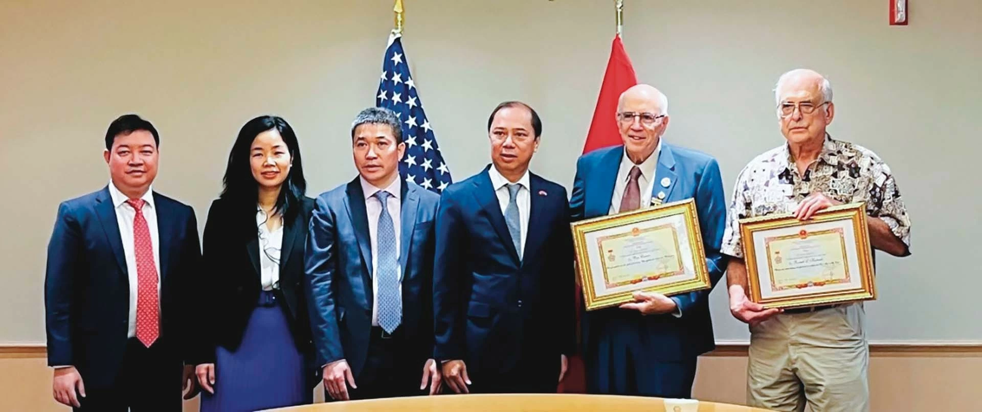 Ambassador Nguyen Quoc Dzung (third from right) handing the insignias “For peace and friendship among peoples” to Professor Ron Carver and former war correspondent Ronald Haeberle (June 2023). (Source: Vietnamese Embassy in the United States) Ambassador Nguyen Quoc Dzung (third from right) handing the insignias “For peace and friendship among peoples” to Professor Ron Carver and former war correspondent Ronald Haeberle (June 2023). (Source: Vietnamese Embassy in the United States)