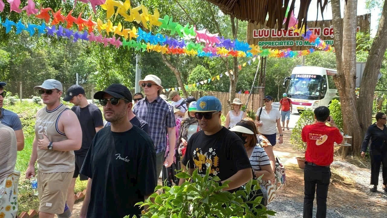 Đoàn khách nước ngoài tại ĐTQ. KBT. ĐTM Đoàn khách nước ngoài tại ĐTQ. KBT. ĐTM