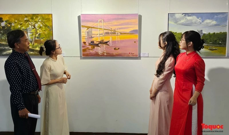 Visitors at the exhibition. (Photo: toquoc.vn) Visitors at the exhibition. (Photo: toquoc.vn)