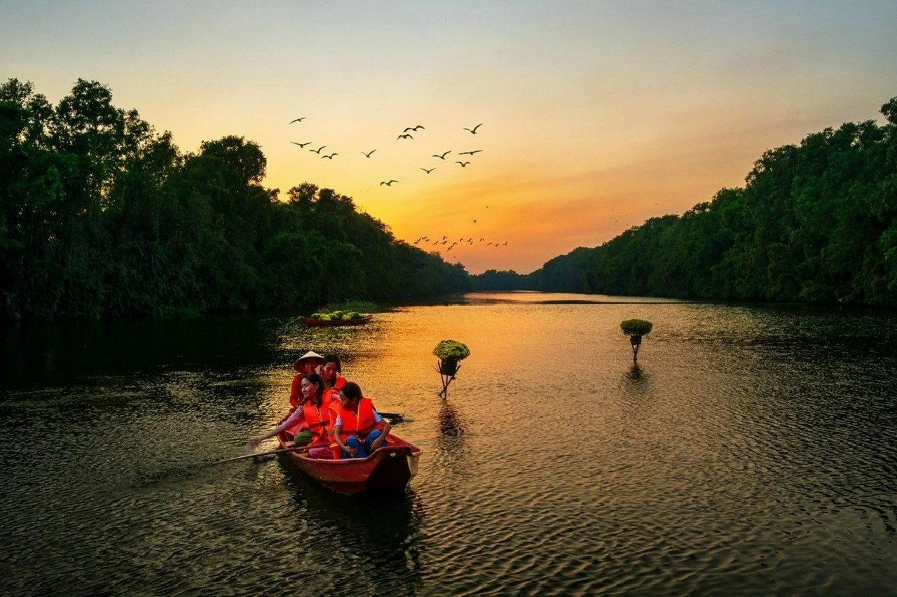 Thiên nhiên mang một sắc thái yên bình, nhẹ nhàng, thích hợp cho những chuyến du lịch tỉnh táo. Thiên nhiên mang một sắc thái yên bình, nhẹ nhàng, thích hợp cho những chuyến du lịch tỉnh táo.