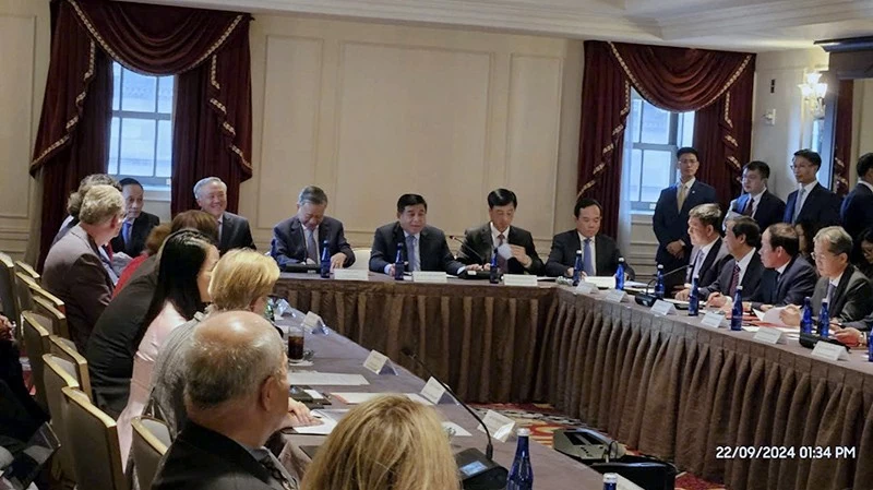 Party General Secretary and State President To Lam met with U.S. investors. Party General Secretary and State President To Lam met with U.S. investors.