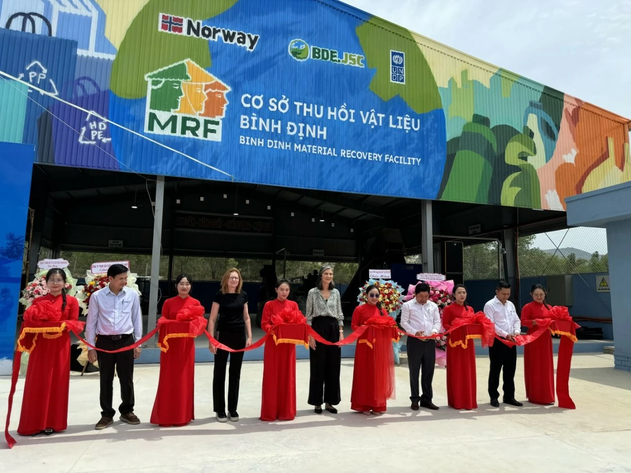 the Inauguration of the Material Recovery Facility (MRF) at the Long My Waste Treatment Complex. (Photo: UNDP) the Inauguration of the Material Recovery Facility (MRF) at the Long My Waste Treatment Complex. (Photo: UNDP)