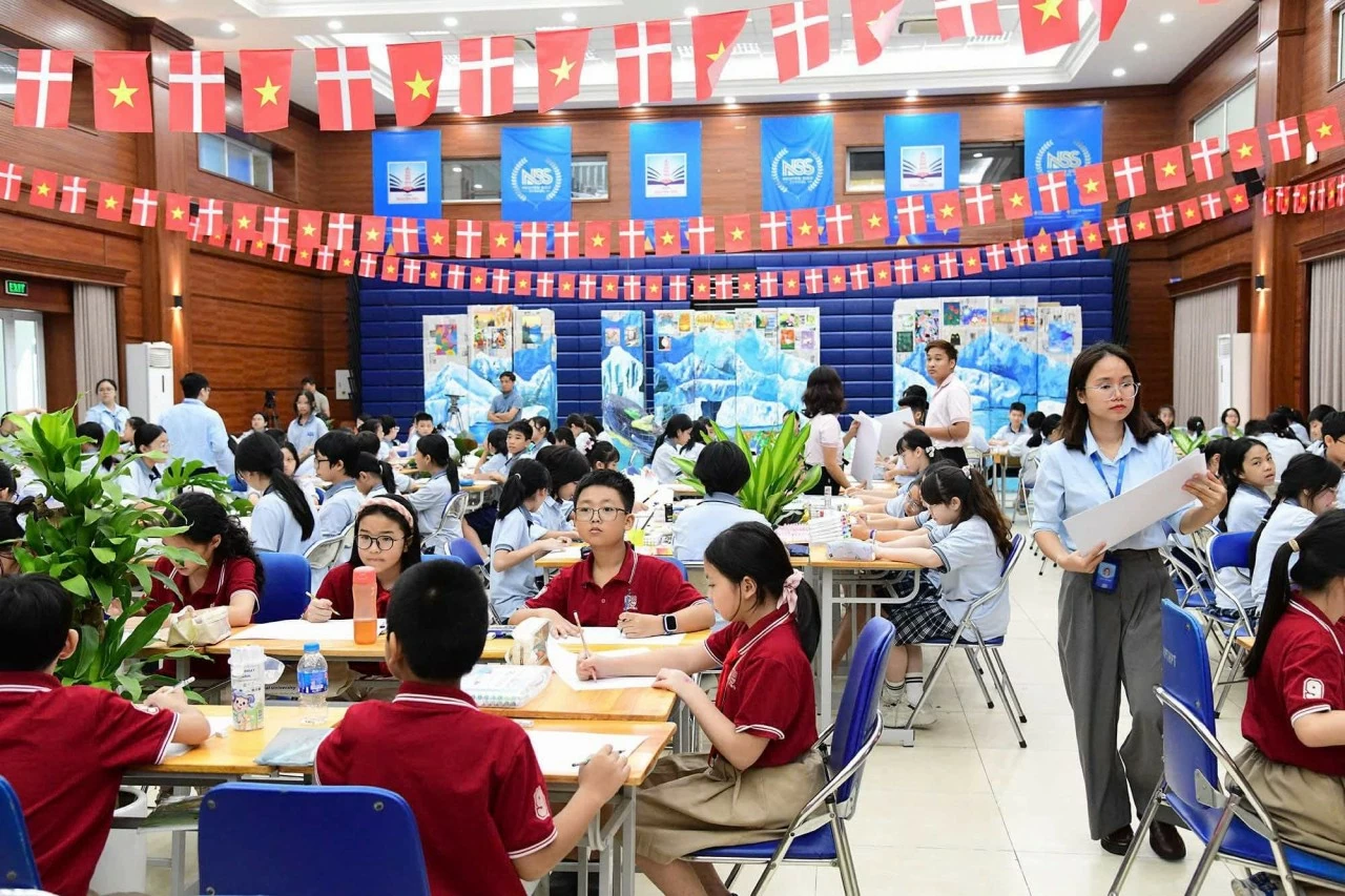 hơn 200 em học sinh Trường Nguyễn Siêu cùng sáng tác tranh và trình bày ý tưởng theo chủ đề cuộc thi. (Ảnh: Ngọc Anh) hơn 200 em học sinh Trường Nguyễn Siêu cùng sáng tác tranh và trình bày ý tưởng theo chủ đề cuộc thi. (Ảnh: Ngọc Anh)