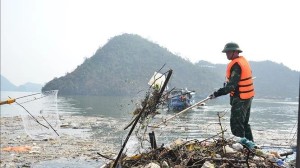 Quang Ninh works hard on post-typhoon waste collection in Ha Long Bay