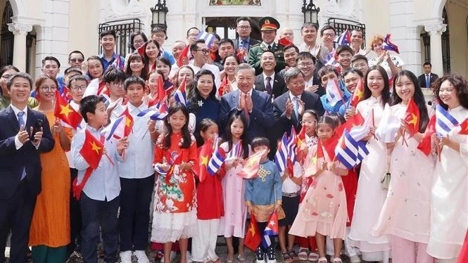 General Secretary, President To Lam visits Vietnamese Embassy, community in Cuba