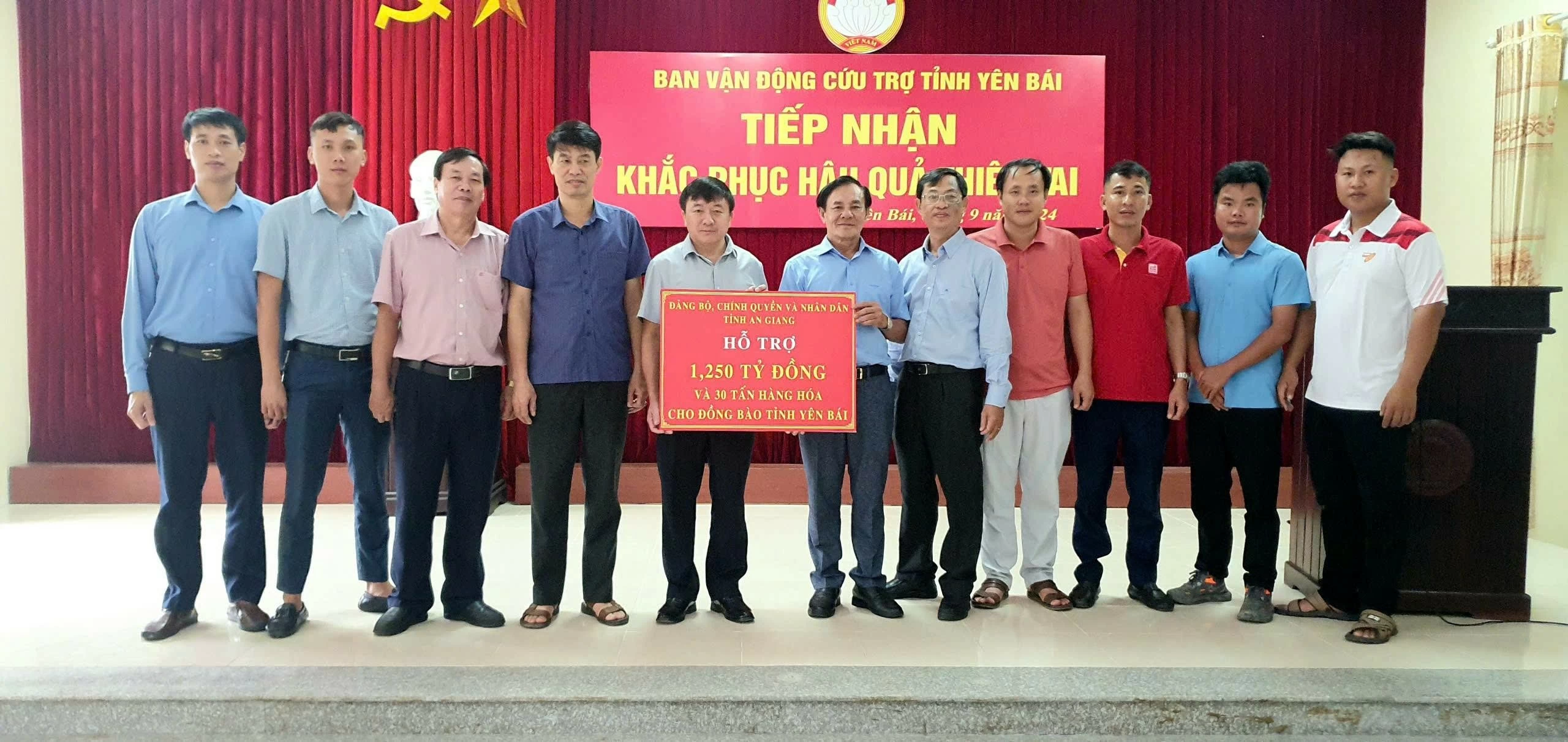 Đại diện doanh nghiệp An Giang (Sao Mai Group) trao quà tặng tại Yên Bái Đại diện doanh nghiệp An Giang (Sao Mai Group) trao quà tặng tại Yên Bái
