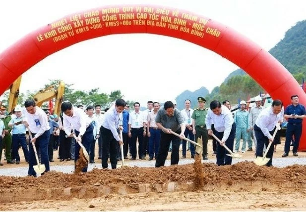 PM attends groundbreaking of Hoa Binh – Moc Chau expressway PM attends groundbreaking of Hoa Binh – Moc Chau expressway