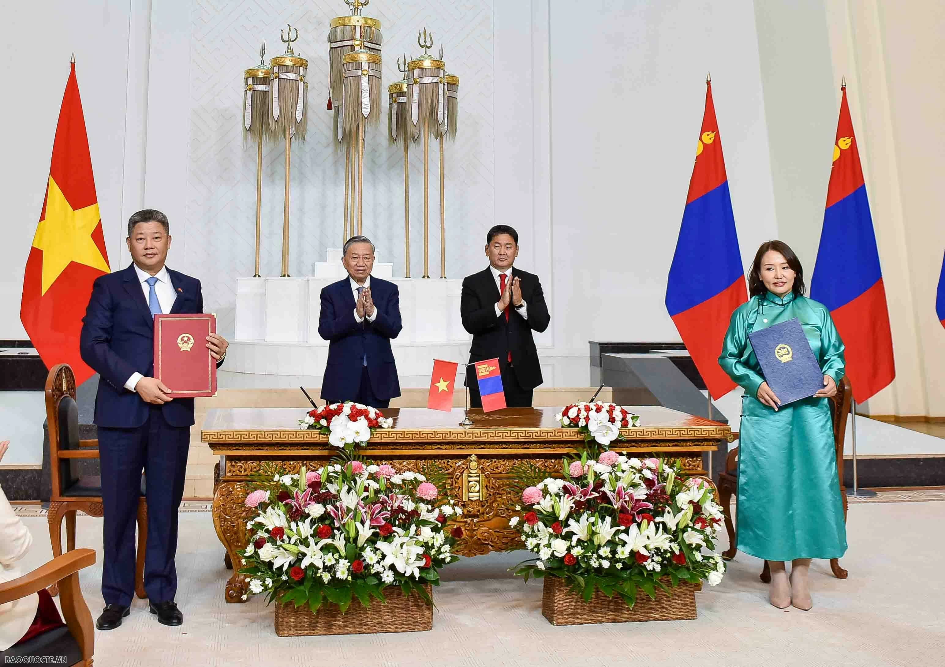 Vietnam, Mongolia leaders adopt Joint Statement on establishing comprehensive partnership Vietnam, Mongolia leaders adopt Joint Statement on establishing comprehensive partnership