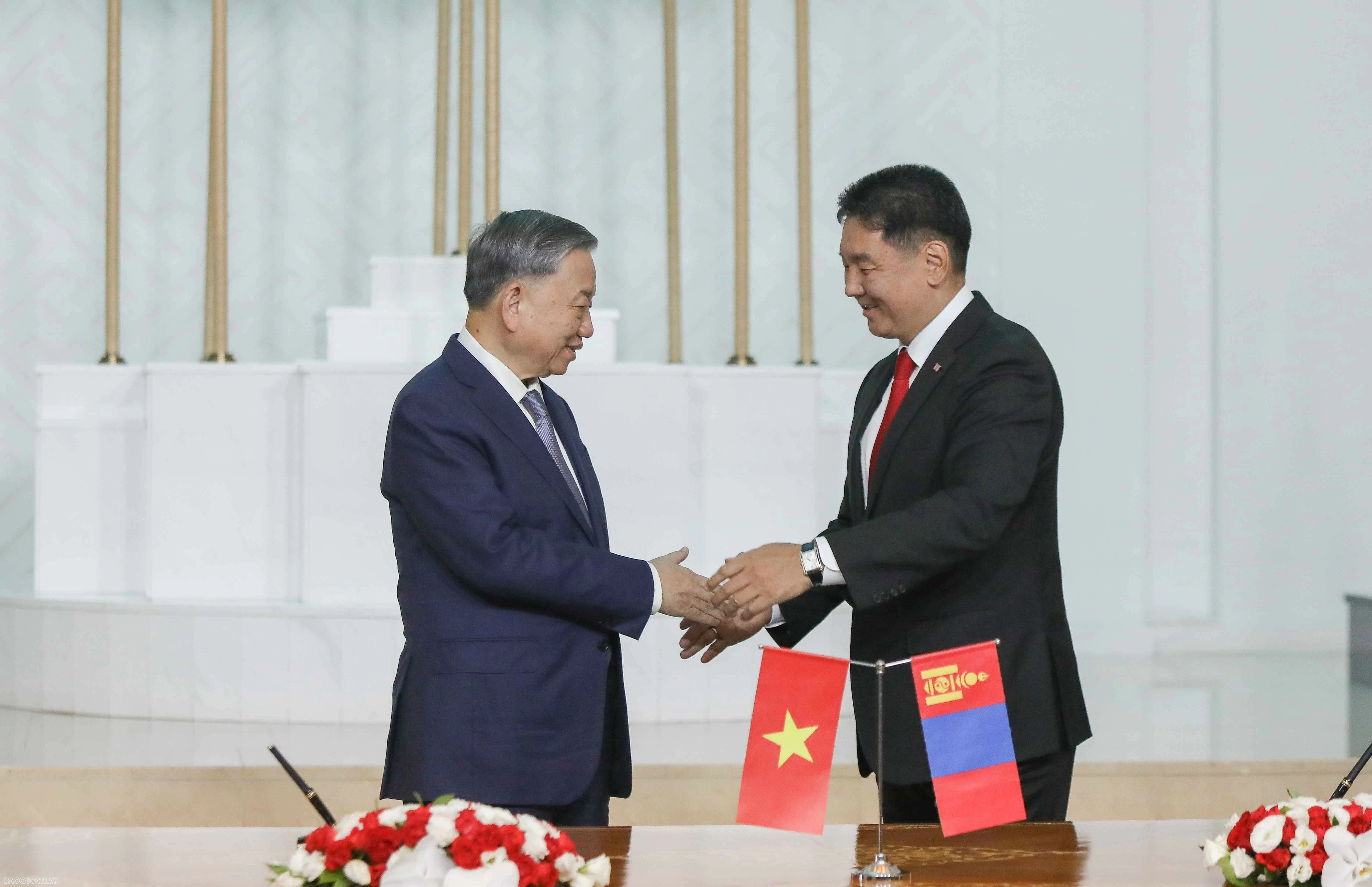 Vietnam, Mongolia leaders adopt Joint Statement on establishing comprehensive partnership Vietnam, Mongolia leaders adopt Joint Statement on establishing comprehensive partnership