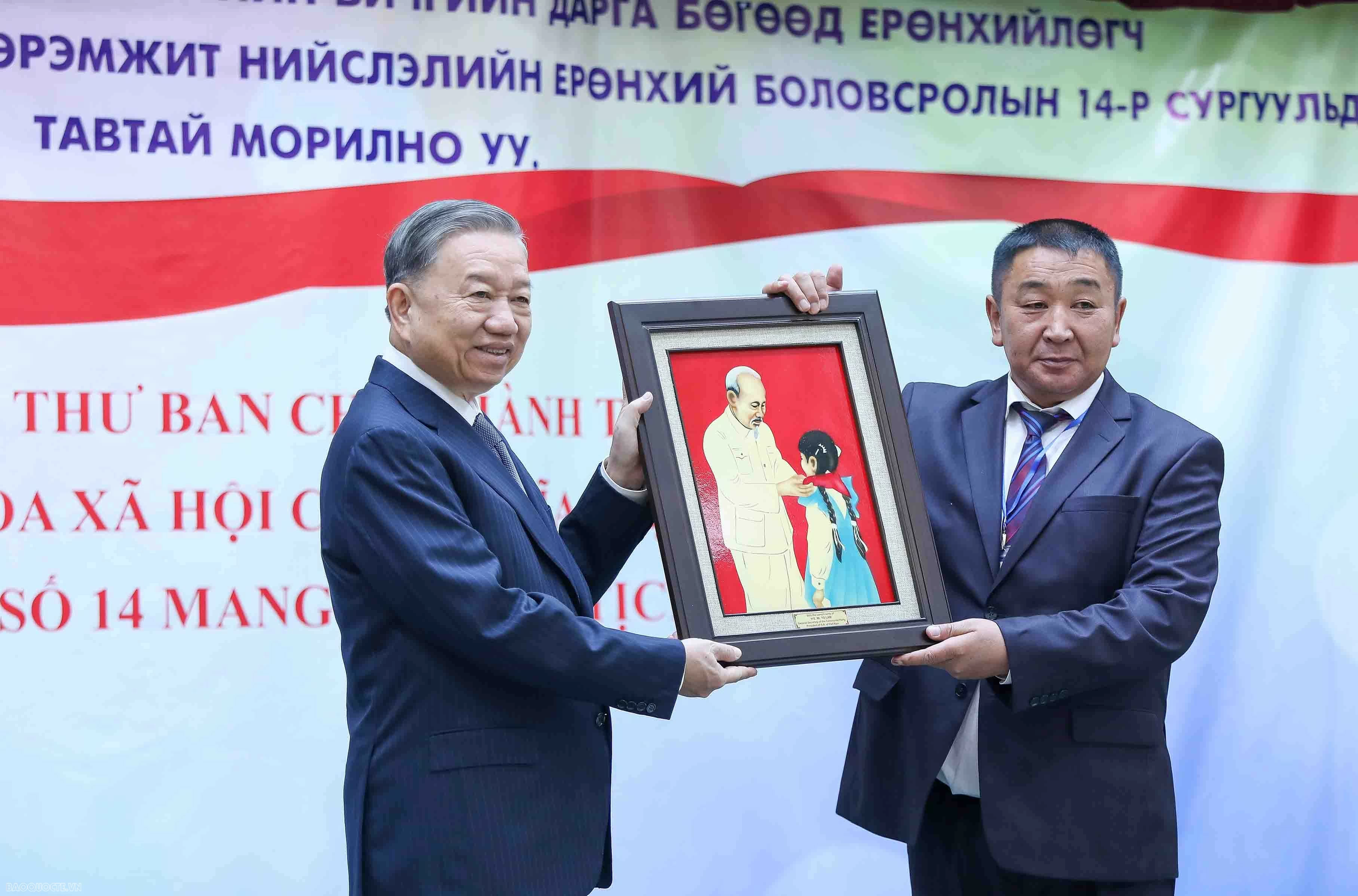 General Secretary, President To Lam visits school named after President Ho Chi Minh in Ulaanbaatar General Secretary, President To Lam visits school named after President Ho Chi Minh in Ulaanbaatar