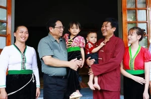 PM inspects activities to eliminate temporary, dilapidated houses in Hoa Binh PM inspects activities to eliminate temporary, dilapidated houses in Hoa Binh