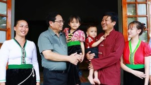 PM inspects activities to eliminate temporary, dilapidated houses in Hoa Binh