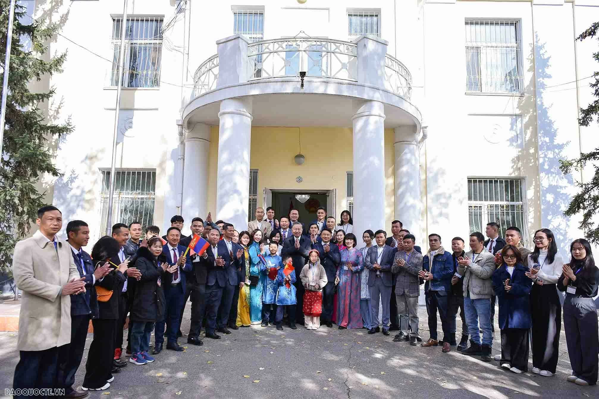 General Secretary, President To Lam visits Embassy, meets with Vietnamese community in Mongolia General Secretary, President To Lam visits Embassy, meets with Vietnamese community in Mongolia